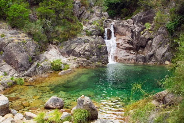 Una Pequeña Cascada Laguna Verde Escondida Las Montañas Río Arado —  Fotos de Stock