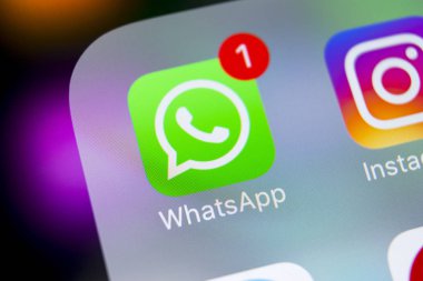 Sankt-Petersburg, Rusya, 6 Mart 2018: Whatsapp messenger uygulama simgesi Apple iphone X smartphone ekran yakın çekim. Whatsapp messenger app simgesi. Sosyal medya simge. Sosyal ağ