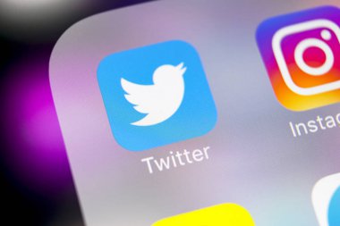 Sankt-Petersburg, Rusya, 6 Mart 2018: Twitter uygulama simgesi üzerinde Apple iphone X smartphone ekran yakın çekim. Twitter app simgesi. Sosyal medya simge. Sosyal ağ