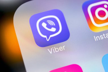 Sankt-Petersburg, Rusya, 6 Mart 2018: Viber uygulama simgesi üzerinde Apple iphone X smartphone ekran yakın çekim. Viber app simgesi. Sosyal medya simge. Sosyal ağ