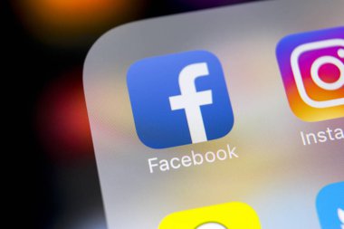 Sankt-Petersburg, Rusya, 7 Mart 2018: Facebook uygulama simgesi üzerinde Apple iphone X smartphone ekran yakın çekim. Facebook app simgesi. Sosyal medya simge. Sosyal newtwork
