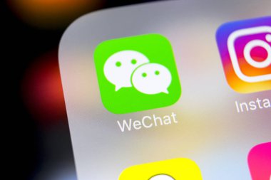 Sankt-Petersburg, Rusya, 7 Mart 2018: Wechat messenger uygulama simgesi Apple iphone X smartphone ekran yakın çekim. WeChat messenger app simgesi. Sosyal medya ağı.
