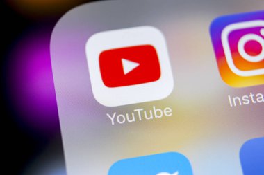 Sankt-Petersburg, Rusya, 7 Mart 2018: Youtube uygulama simgesi üzerinde Apple iphone X smartphone ekran yakın çekim. YouTube app simgesi. Sosyal medya simge. Sosyal ağ