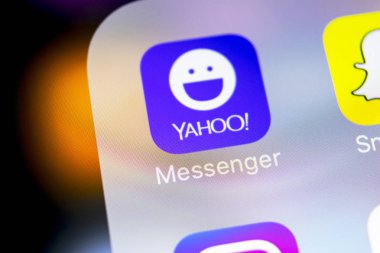 Sankt-Petersburg, Rusya, 7 Mart 2018: Yahoo messenger uygulama simgesi Apple iphone X smartphone ekran yakın çekim. Yahoo messenger app simgesi. Sosyal medya simge. Sosyal ağ