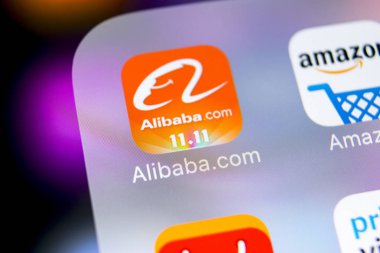 Sankt-Petersburg, Rusya, 7 Mart 2018: Alibaba uygulama simgesi üzerinde Apple iphone X smartphone ekran yakın çekim. Alibaba app simgesi. Alibaba.com popüler e-ticaret uygulaması var. Sosyal medya simge