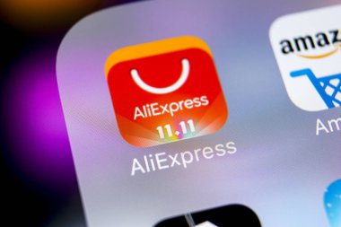 Sankt-Petersburg, Rusya, 7 Mart 2018: Aliexpress uygulama simgesi üzerinde Apple iphone X smartphone ekran yakın çekim. Aliexpress app simgesi. Aliexpress.com popüler e-ticaret uygulaması var. Sosyal medya simge