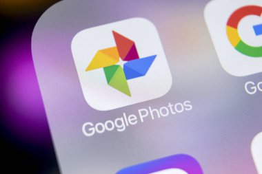 Sankt-Petersburg, Rusya, 7 Mart 2018: Google Foto Ayrıca uygulama simgesi üzerinde Apple iphone X ekran yakın çekim. Google plus fotoğraf simge. Google Fotoğraflar uygulama. Sosyal medya ağı