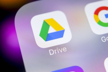 Sankt-Petersburg, Rusya, 7 Mart 2018: Google sürücü uygulama simgesi üzerinde Apple iphone X ekran yakın çekim. Google götürmek kutsal kişilerin resmi. Google sürücü uygulama. Sosyal medya ağı