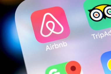Sankt-Petersburg, Rusya, 7 Mart 2018: Airbnb uygulama simgesi üzerinde Apple iphone X ekran yakın çekim. Airbnb app simgesi. Airbnb.com Özel Oda için online web sitesidir. Sosyal medya ağı.