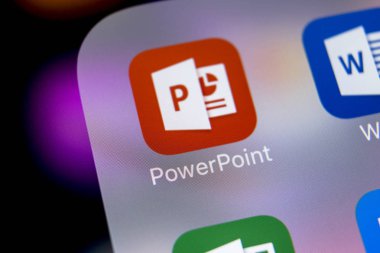 Sankt-Petersburg, Rusya, 7 Mart 2018: Microsoft office Powerpoint uygulama simgesini Apple iphone X ekran yakın çekim. PowerPoint uygulaması simgesi. Microsoft Power Point uygulaması. Sosyal medya ağı