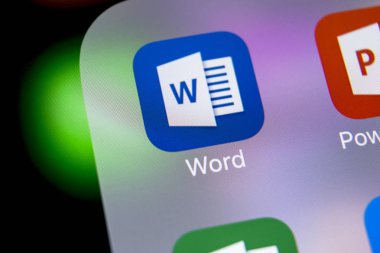 Sankt-Petersburg, Rusya, özetinde 7, 2018: Microsoft word uygulama simgesi Apple iphone X ekran yakın çekim. Microsoft office word simgesini. Microsoft office üstünde hareket eden telefon. Sosyal medya