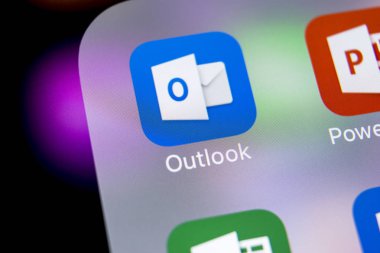 Sankt-Petersburg, Rusya, 7 Mart 2018: Microsoft Outlook office uygulama simgesini Apple iphone X ekran yakın çekim. Microsoft outlook app simgesi. Microsoft Outlook uygulama. Sosyal medya ağı