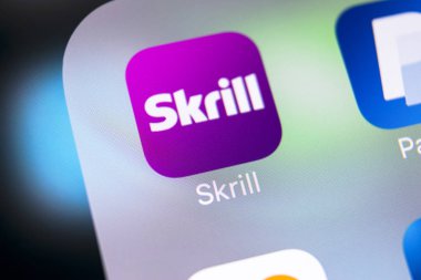 Sankt-Petersburg, Rusya, 8 Mart 2018: Skrill uygulama simgesi üzerinde Apple iphone X smartphone ekran yakın çekim. Skrill app simgesi. Skrill bir online elektronik finans ödeme sistemidir.