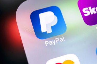Sankt-Petersburg, Rusya, 8 Mart 2018: Paypal uygulama simgesi üzerinde Apple iphone X smartphone ekran yakın çekim. PayPal app simgesi. PayPal bir online elektronik finans ödeme sistemidir .