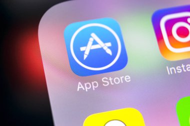 Sankt-Petersburg, Rusya, 8 Mart 2018: Apple store uygulama simgesi Apple iphone X smartphone ekran yakın çekim. Mobil uygulama simgesi app Store. Sosyal ağ