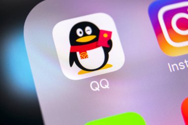 Sankt-Petersburg, Rusya, 8 Mart 2018: Qq messenger uygulama simgesi Apple iphone X smartphone ekran yakın çekim. QQ messenger app simgesi. Sosyal medya ağı