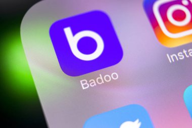 Sankt-Petersburg, Rusya, 8 Mart 2018: Badoo uygulama simgesi üzerinde Apple iphone X ekran yakın çekim. Badoo app simgesi. Badoo bir online sosyal medya sosyal ağdır. Sosyal medya uygulaması