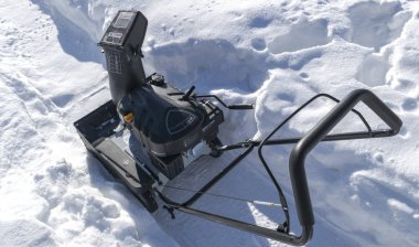 Kar temizleme makinesi bir kış gününde iş başında. Blizzard sonra kar kaldırma kar temizleme aracı. Buz temizleniyor. Kar temizleme makinesi. Temiz driveway bir kar temizleme makinesi ile. Kar süpürme aleti. Kar plower.