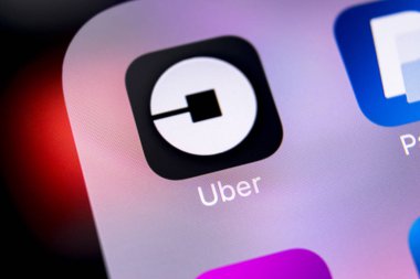 Sankt-Petersburg, Rusya, 8 Mart 2018: Uber uygulama simgesi üzerinde Apple iphone X ekran yakın çekim. Uber app simgesi. Uber taksi Araba ulaşım uygulamadır.