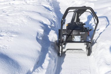 Kar temizleme makinesi bir kış gününde iş başında. Blizzard sonra kar kaldırma kar temizleme aracı. Buz temizleniyor. Kar temizleme makinesi. Temiz driveway bir kar temizleme makinesi ile. Kar süpürme aleti. Kar plower.