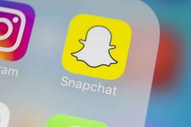 Sankt-Petersburg, Rusya, 13 Mart 2018: Snapchat uygulama simgesi üzerinde Apple iphone X smartphone ekran yakın çekim. Snapchat app simgesi. Sosyal medya simge. Sosyal ağ