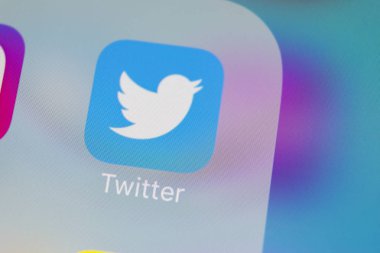 Sankt-Petersburg, Rusya, 13 Mart 2018: Twitter uygulama simgesi üzerinde Apple iphone X smartphone ekran yakın çekim. Twitter app simgesi. Sosyal medya simge. Sosyal ağ