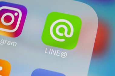 Sankt-Petersburg, Rusya, 13 Mart 2018: Satırı uygulama simgesi üzerinde Apple iphone X ekran yakın çekim. Satırı app simgesi. Bir online sosyal medya sosyal ağ çizgidir. Sosyal medya uygulaması