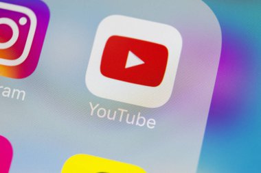 Sankt-Petersburg, Rusya, 13 Mart 2018: Youtube uygulama simgesi üzerinde Apple iphone X smartphone ekran yakın çekim. YouTube app simgesi. Sosyal medya simge. Sosyal ağ