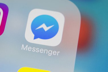 Sankt-Petersburg, Rusya, 14 Mart 2018: Facebook messenger uygulama simgesi Apple iphone X ekran yakın çekim. Facebook messenger app simgesi. Online Internet Sosyal medya ağı. Sosyal medya uygulaması
