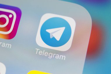 Sankt-Petersburg, Rusya, 13 Mart 2018: Telgraf uygulama simgesi üzerinde Apple iphone X ekran yakın çekim. Telgraf app simgesi. Telgraf bir online sosyal medya sosyal ağdır. Sosyal medya uygulaması