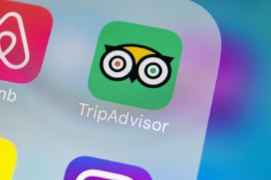 Sankt-Petersburg, Rusya, 14 Mart 2018: Tripadvisor uygulama simgesi üzerinde Apple iphone X ekran yakın çekim. TripAdvisor.com app simgesi. Sosyal medya ağı. Sosyal medya uygulaması