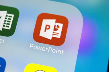 Sankt-Petersburg, Rusya, 14 Mart 2018: Microsoft office Powerpoint uygulama simgesini Apple iphone X ekran yakın çekim. PowerPoint uygulaması simgesi. Microsoft Power Point uygulaması. Sosyal medya ağı