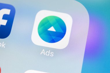 Sankt-Petersburg, Rusya, 14 Mart 2018: Facebook reklamları uygulama simgesi üzerinde Apple iphone X ekran yakın çekim. Facebook iş app simgesi. Facebook reklamları mobil uygulama. Sosyal medya ağı