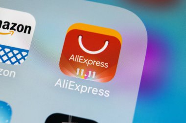 Sankt-Petersburg, Rusya, 15 Mart 2018: Aliexpress uygulama simgesi üzerinde Apple iphone X smartphone ekran yakın çekim. Aliexpress app simgesi. Aliexpress.com popüler e-ticaret uygulaması var. Sosyal medya simge