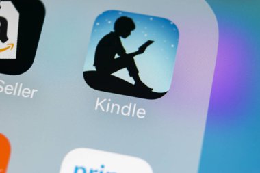 Sankt-Petersburg, Rusya, 15 Mart 2018: Amazon Kindle uygulama simgesine Apple iphone X ekran yakın çekim. Amazon Kindle app simgesi. Amazon kindle uygulama. Sosyal medya ağı
