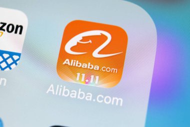 Sankt-Petersburg, Rusya, 15 Mart 2018: Alibaba uygulama simgesi üzerinde Apple iphone X smartphone ekran yakın çekim. Alibaba app simgesi. Alibaba.com popüler e-ticaret uygulaması var. Sosyal medya simge