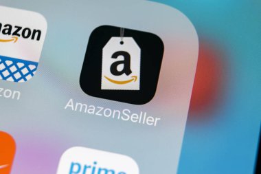 Sankt-Petersburg, Rusya, 15 Mart 2018: Amazon satıcı uygulama simgesi üzerinde Apple iphone X ekran yakın çekim. Amazonseller app simgesi. Amazon satıcı uygulama. Sosyal medya simge