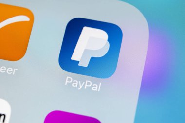 Sankt-Petersburg, Rusya, 15 Mart 2018: Paypal uygulama simgesi üzerinde Apple iphone X smartphone ekran yakın çekim. PayPal app simgesi. PayPal bir online elektronik finans ödeme sistemidir .