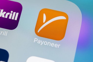 Sankt-Petersburg, Rusya, 15 Mart 2018: Payoneer uygulama simgesi üzerinde Apple iphone X smartphone ekran yakın çekim. Payoneer app simgesi. Payoneer bir online elektronik finans ödeme sistemidir.