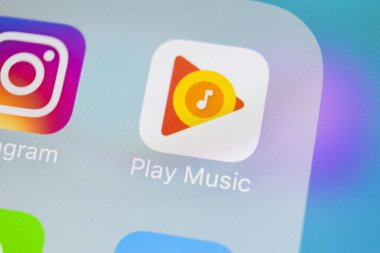 Sankt-Petersburg, Rusya, 15 Mart 2018: Google oynamak müzik uygulama simgesi üzerinde Apple iphone X ekran yakın çekim. Google oyunu app simgesi. Google oyun müzik uygulama. Sosyal medya ağı