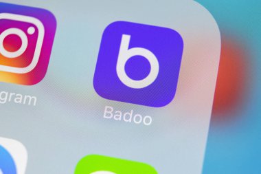 Sankt-Petersburg, Rusya, 15 Mart 2018: Badoo uygulama simgesi üzerinde Apple iphone X ekran yakın çekim. Badoo app simgesi. Badoo bir online sosyal medya sosyal ağdır. Sosyal medya uygulaması
