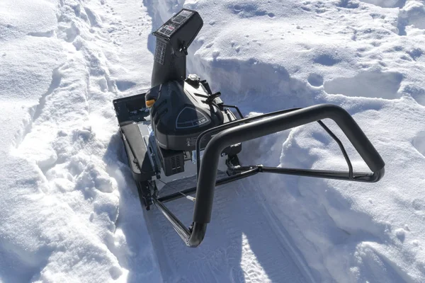 Snowblower 在一个冬天的日子里工作 扫雪在暴风雪后除去积雪 清除冰雪 除雪机 Snowblower 清理车道 雪鼓风机 Plower — 图库照片