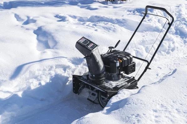 Egy Téli Napon Munkahelyi Snowblower Snowplow Eltávolítása Után Blizzard Tisztás — Stock Fotó
