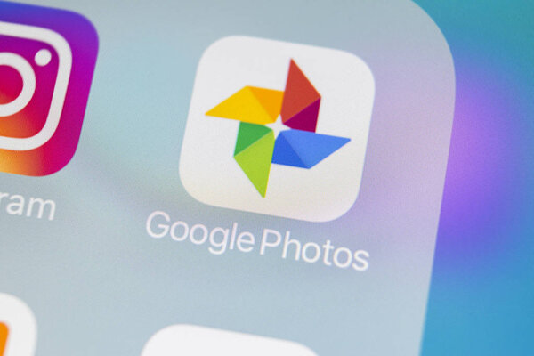 Санкт-Петербург, Россия, 15 марта 2018 года: Google Photos plus application icon on Apple iPhone X screen close-up. Иконка Google Plus Photos. Приложение Google photos. Социальные сети
