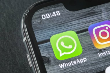 Sankt-Petersburg, Rusya, 11 Nisan 2018: Whatsapp messenger uygulama simgesi Apple iphone X smartphone ekran yakın çekim. Whatsapp messenger app simgesi. Sosyal medya simge. Sosyal ağ