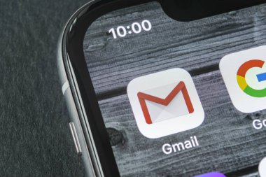 Sankt-Petersburg, Rusya, 11 Nisan 2018: Google Gmail uygulama simgesi üzerinde Apple iphone X smartphone ekran yakın çekim. Gmail app simgesi. Gmail popüler Internet online e-postadır. Sosyal medya simge 