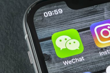 Sankt-Petersburg, Rusya, 11 Nisan 2018: Wechat messenger uygulama simgesi Apple iphone X smartphone ekran yakın çekim. WeChat messenger app simgesi. Sosyal medya ağı.