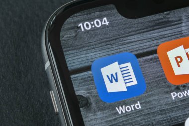 Sankt-Petersburg, Aprill 11, 2018: Microsoft word uygulama simgesi Apple iphone X ekran yakın çekim. Microsoft office word simgesini. Microsoft office üstünde hareket eden telefon. Sosyal medya