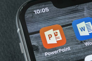 Sankt-Petersburg, Rusya, 11 Nisan 2018: Microsoft office Powerpoint uygulama simgesini Apple iphone X ekran yakın çekim. PowerPoint uygulaması simgesi. Microsoft Power Point uygulaması. Sosyal medya ağı