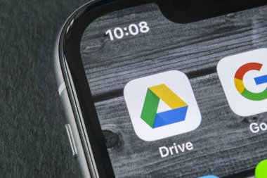 Sankt-Petersburg, Rusya, 11 Nisan 2018: Google sürücü uygulama simgesi üzerinde Apple iphone X ekran yakın çekim. Google götürmek kutsal kişilerin resmi. Google sürücü uygulama. Sosyal medya ağı